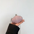 Rosa Strass-Abendtasche in Wolkenform mit Silberkette und Verschluss auf grauem Grund - Rosa