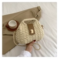 Elegante bolso de paja tejida crema con solapa de cuero marrón y cierre de metal giratorio - Beige