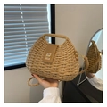 Bolso de hombro artesanal de paja tejida con solapa de cuero marrón y cierre dorado - Caqui