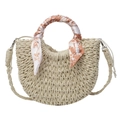 Handgewebte cremeweiße Strohhandtasche in Halbmondform mit dekorativem Blumenschal am Griff - Gebrochenes Weiß