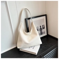 Minimalistische weiße geflochtene Hobo-Schultertasche mit großem Volumen und breitem Gurt - Weiß
