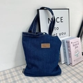 Borsa tote in denim blu scuro con etichetta in pelle marrone e bottone a pressione - Stile Uno Blu Chiaro
