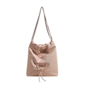 Minimalistische hellrosa PU-Leder Beuteltasche mit Zierschnürung und eleganten Kettenriemen - Perlmutt-Rosa