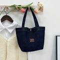 Borsa tote in denim blu scuro con toppa 23 HOT.COM e chiusura a scatto in metallo dorato - Stile Due Blu Profondo