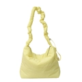 Sac à bandoulière matelassé en nylon jaune clair avec bandoulière froncée et cordon - Jaune