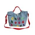 Borsa a tracolla in denim azzurro con manici rossi e ricamo Childhood Sweet colorato - Motivo a Lettere Blu Chiaro (Stile Lettera Blu)