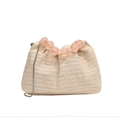 Minimalistische Stroh-Umhängetasche in Creme mit rosa Perlengriff und silberner Kette - Beige