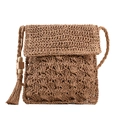 Bolso bandolera de paja marrón tejido a mano con diseño de vieiras y detalles de borlas - Caqui
