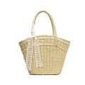 Beigefarbene Stroh-Handtasche in Fächerform mit eleganter weißer Spitzenband-Verzierung - Beige