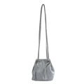 Borsa a secchiello minimalista in pelle PU grigia con nappine e finitura testurizzata - Piccolo / Argento