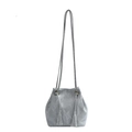 Sac seau chic en PU gris argenté avec texture froissée, longue bandoulière et pompons - Grand / Argent