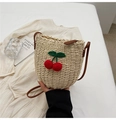 Geflochtene Stroh-Eimertasche mit roten Häkelkirschen und braunen Lederriemen-Details - Off-White Kirsche
