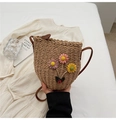 Handgefertigte Stroh-Eimertasche mit Blumenakzenten und braunem Leder-Schultergurt - Khaki Blume
