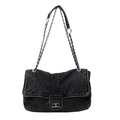 Bolso bandolera de mezclilla negra con cadena plateada y elegante cierre de solapa giratorio - Negro