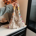 Trendige Elfenbein Häkeltasche mit bunten Blumenmustern und Perlenakzenten - Gebrochenes Weiß
