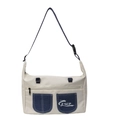 Sac bandoulière minimaliste en toile crème avec poches en jean bleu et sangle - Blanc Cassé