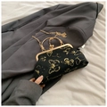 Bolso de noche retro de seda con bordado de mariposas doradas y asa redonda de metal - Negro