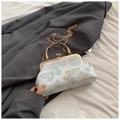Bolso bandolera de seda bordada con mariposas, cadena metálica y cierre de boquilla retro - Azul
