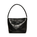 Minimalistische schwarze Hochglanz-Schultertasche mit Falten-Struktur und Markenaufdruck - Schwarz