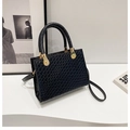 Bolso de mano negro clásico con textura de cocodrilo y detalles metálicos dorados - Negro