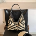 Bolso tote tejido a mano en negro y beige con patrón geométrico y asas de cuero fino - Negro