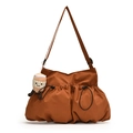 Minimalistische caramel nylon bucket bag met trekkoord en een schattige koffie pluche hanger - Bruin