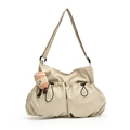 Minimalistische beige nylon crossbodytas met trekkoordzakken en een latte pluche hanger - Broken Wit