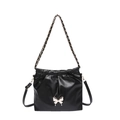 Schicke schwarze Plissee-Beuteltasche mit Schmetterlings-Schnalle und Kettenriemen - Schwarz