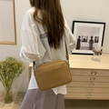 Bolso tipo cámara de cuero marrón claro para mujer con blusa de encaje blanco y falda - Marrón