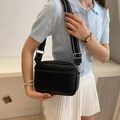 Elegante bolso de cámara negro en cuero sintético mate con costuras blancas en contraste - Negro