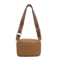 Borsa a tracolla minimalista in pelle PU marrone con ampia tracolla a righe e fibbie d'argento - Marrone