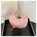 Sac bandoulière rose matelassé en forme de lune avec chaîne et fermeture éclair - Rose