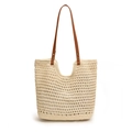 Schicke geflochtene Umhängetasche in Beige mit braunem Lederriemen für Boho-Sommerstil - Beige
