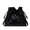 Borsa a secchiello classica trapuntata in pelle PU nera con elegante motivo a rombi cuciti - Nero