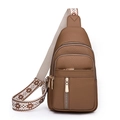 Bolso bandolera marrón textura lichi con correa ancha con patrón geométrico - Caqui