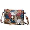Sac bandoulière vintage patchwork multicolore avec clous dorés et breloque tête de mort - Arc-en-ciel
