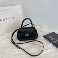 Schicke schwarze Mini-Handtasche aus glänzendem PU-Leder mit silbernem Drehverschluss - Schwarz (Ohne Anhänger)