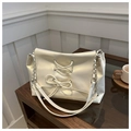 Perlmutt-cremefarbene PU-Tote-Bag mit Schleifendetail und silberner Kette für Damen - Gebrochenes Weiß