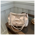 Schicke beige Handtasche aus weichem PU-Leder mit Schleifendetail und Silberkette - Rosa