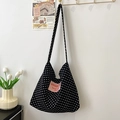 Schwarze Canvas-Tragetasche mit weißen Punkten und rosa Logo-Aufnäher vorne - Schwarz