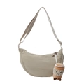 Minimalistische beige Nylon-Halbmondtasche mit süßem Kaffeetassen-Plüschanhänger - Mit Anhänger / Cremeweiß