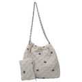 Sac seau matelassé blanc en polyester avec nœuds noirs brodés et petite pochette - Blanc