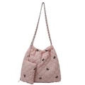 Sac à bandoulière rose matelassé avec broderie papillon et chaîne argentée - Rose