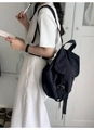 Minimalistischer schwarzer Nylon Rucksack mit Silberschnallen und Kordelzug - Schwarz
