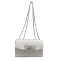 Silberne PU-Schultertasche mit großer Strass-Schleife und silbernem Kettenriemen - Silber