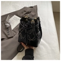 Sac seau chic en denim noir matelassé avec patchwork en cuir et détails dorés fins - Noir