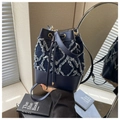 Sac seau en denim bleu foncé avec motif losanges à franges blanches et détails dorés - Bleu foncé