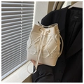 Sac seau élégant blanc crème avec texture à franges et détails métalliques dorés - Blanc Cassé
