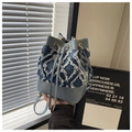 Sac seau en denim avec base en cuir bleu et motif matelassé tendance - Bleu clair
