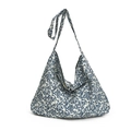 Bolso hobo minimalista de lona con flores blancas y azules y correa ancha de hombro - Oscuro Floral